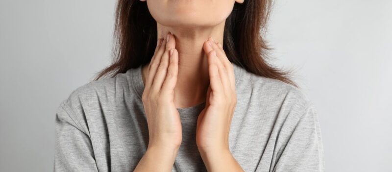 La ce medic ar trebui să merg pentru o umflătură apărută la nivelul gâtului?